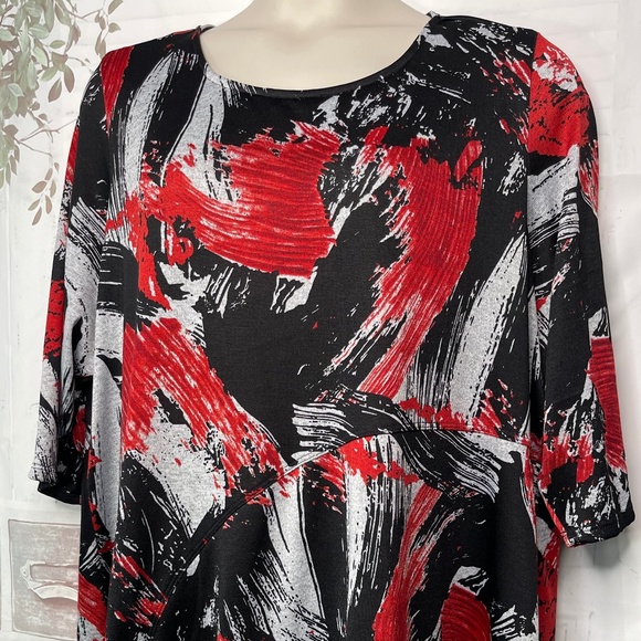 Avenue Womens Black Red White 3/4 Sleeves Asymmetrical Hem Top Blouse Plus 26 28 - Picture 2 of 16